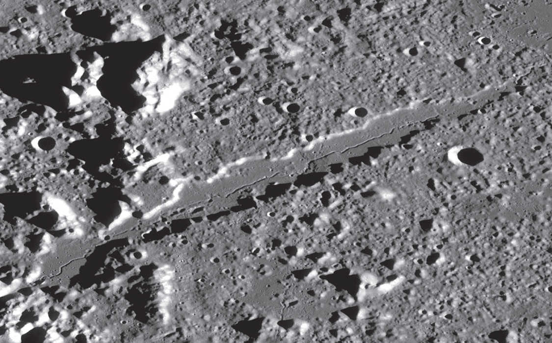 Vista detalhada do Vallis Alpes. O sulco no Vale Alpino tem apenas aproximadamente 550 m de largura e é muito difícil de observar. NASA/GSFC/Arizona State University