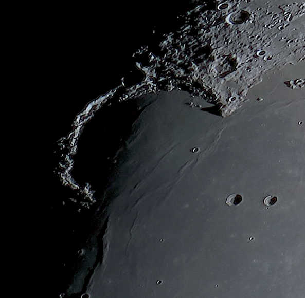 Os picos dos Montes Jura, que se erguem das sombras, são iluminados ao longo de várias horas. Rolf Hempel