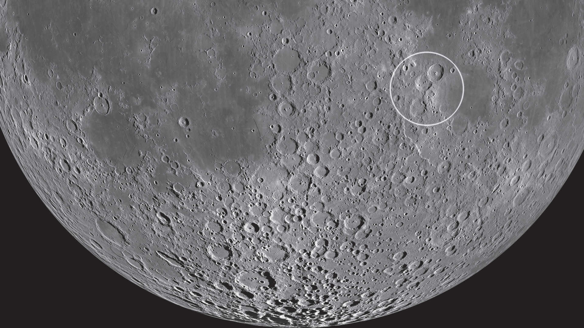 O trio Teófilo, Cirilo e Catarina está situado diretamente no limite ocidental do Mare Nectaris. NASA/GSFC/Arizona State University