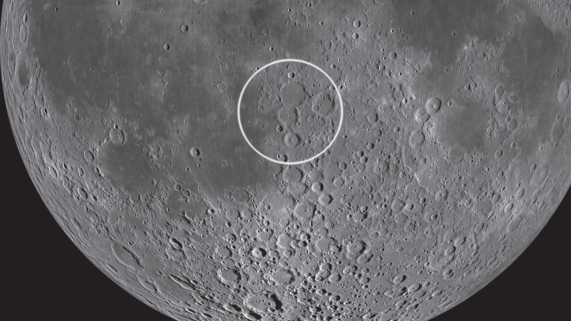 O trio de crateras situa-se quase no centro da Lua. NASA/GSFC/Arizona State University