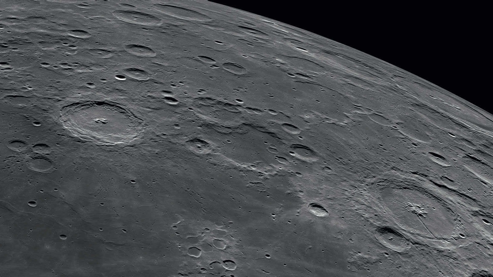 Langrenus e Petavius são duas montanhas lunares típicas com montanha central. NASA/GSFC/Arizona State University