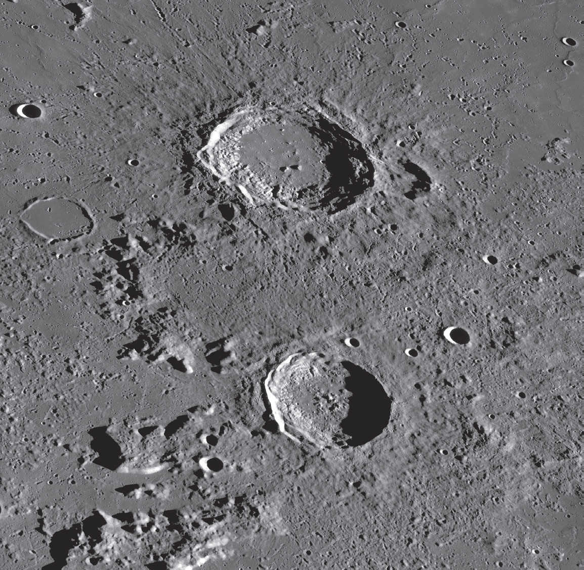 Ambas as crateras estão em bom estado de conservação. NASA/GSFC/Arizona State University 