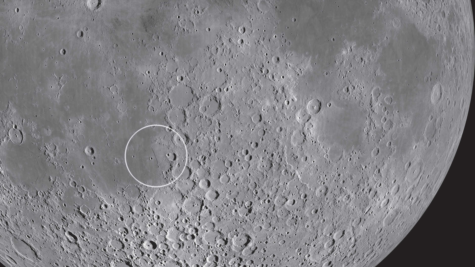 Rupes Recta é facilmente reconhecível pela sua forma — uma linha estreita preta. NASA/GSFC/Arizona State University