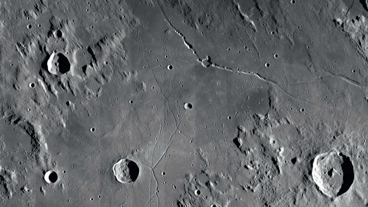 Quando o sol se encontra numa posição baixa, Rima Hyginus e Rimae Triesnecker destacam-se bem em relação ao fundo. NASA 