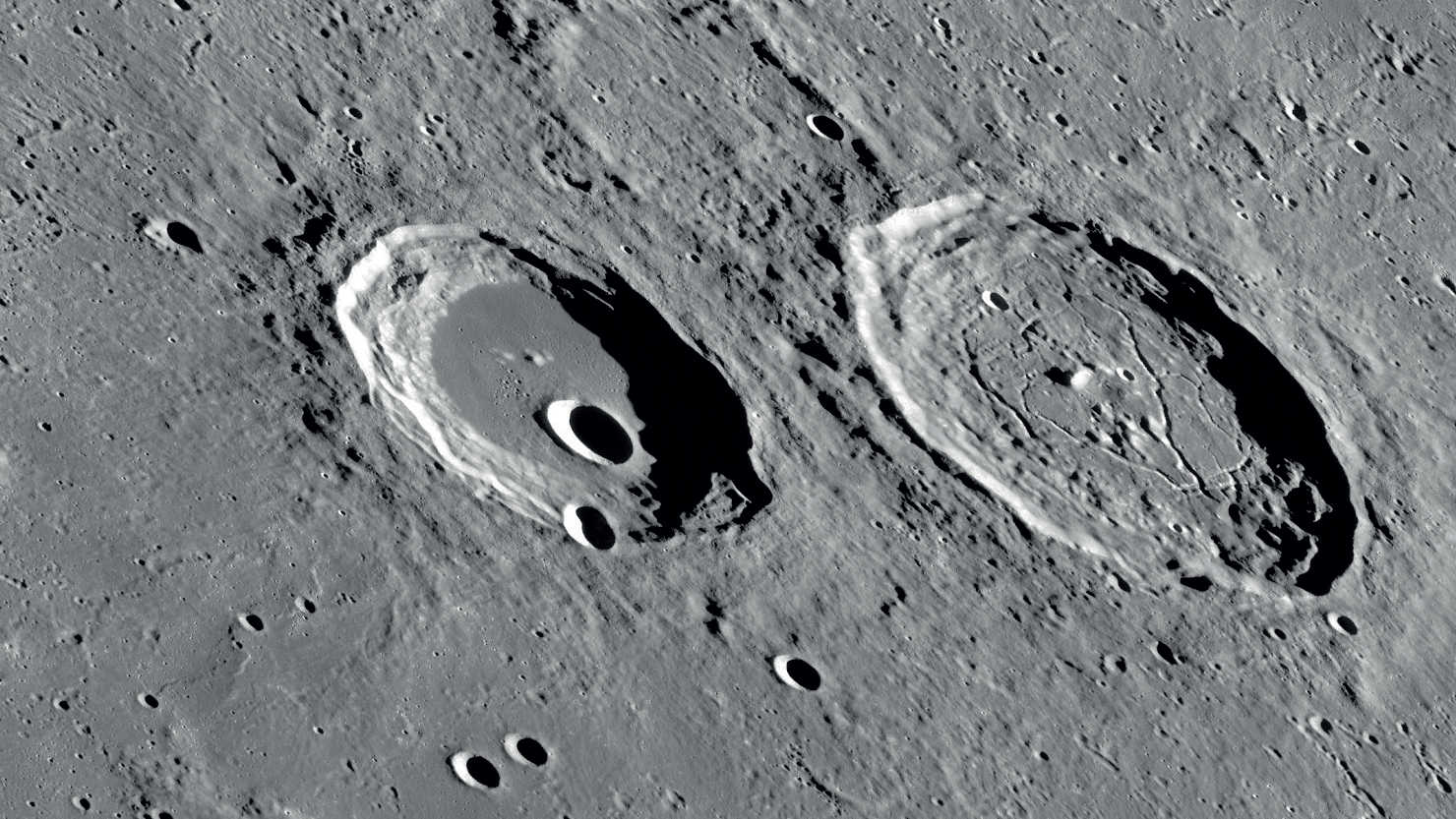 As duas crateras, Atlas e Hércules, são muito diferentes na sua aparência. NASA/GSFC/Arizona State University 
