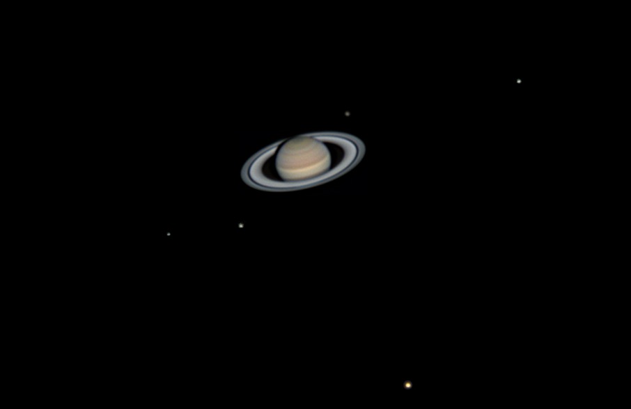 Saturno rodeado pelas luas Enceladus, Tethys, Dione, Rhea e Titã (fotografia de James Bates, Berlim em agosto de 2019 através de um Celestron Nexstar 8SE, 2x Barlow, ZWO ADC, filtro de bloqueio IR/UV, ZWO ASI 224MC)