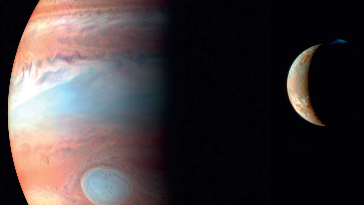 A lua mais interior, Io, orbita o gigante gasoso Júpiter a uma distância de 421 600 km. NASA/JPL-Caltech