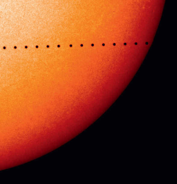 A 9 de maio é chegada a hora: Mercúrio aparece em trânsito como um pequeno ponto negro a passar à frente do Sol. ESA/NASA/SOHO