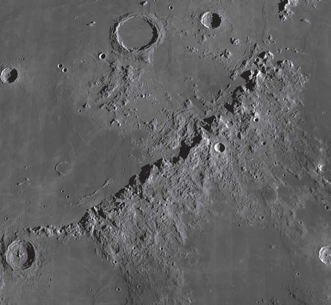 A maior cordilheira de toda a frente lunar são os Apeninos. NASA/GSFC/Arizona State University