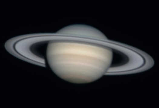 Um telescópio com uma abertura de 80 mm mostra claramente o anel A e o anel B. Ambos estão separados pela divisão Cassini. Mario Weigand