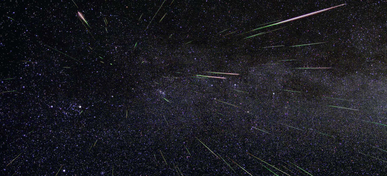 Chuva de estrelas-cadentes das Perseidas, em 2009. As estrelas-cadentes parecem vir da mesma direção. NASA/JPL