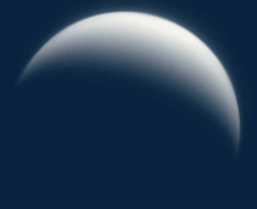 Fotografia da lua crescente minguante de Vénus no céu durante o dia. Mario Weigand