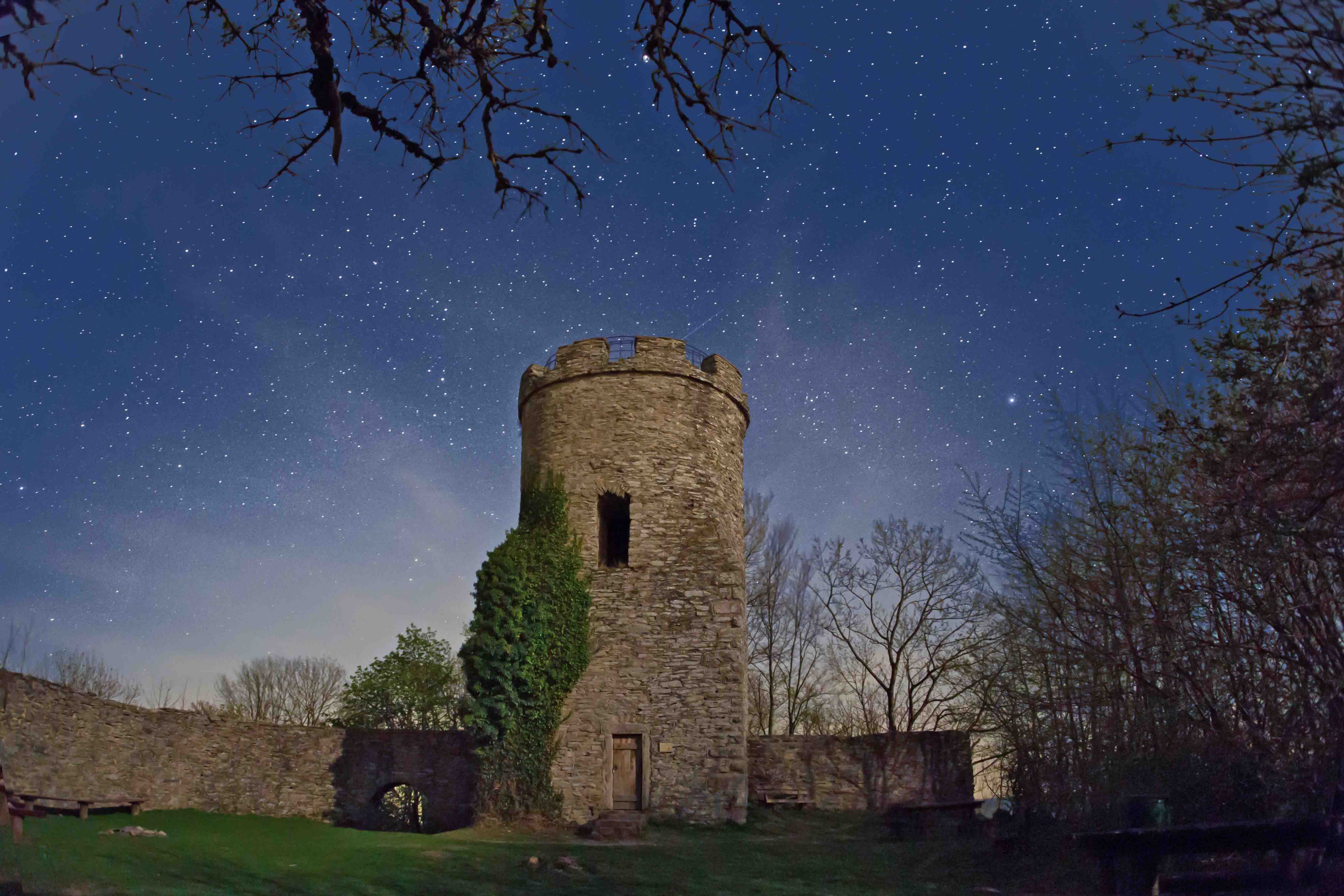 Parque Astronómico da Rhön, Ruínas de Ebersburg / Foto: Werner Klug, Associação Sternenpark Rhön e.V.