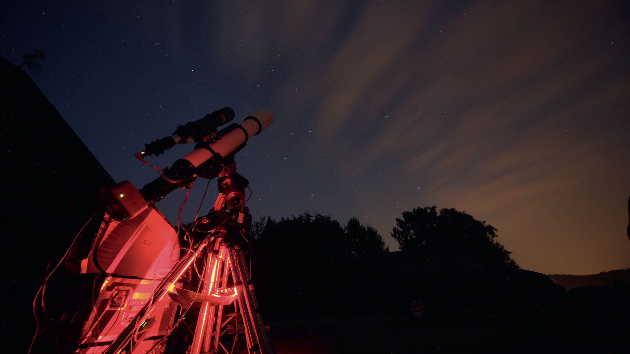 Fotografias com tempos de exposição demasiado curtos: telescópio com equipamento de autoguiagem em ação. Mario Weigand