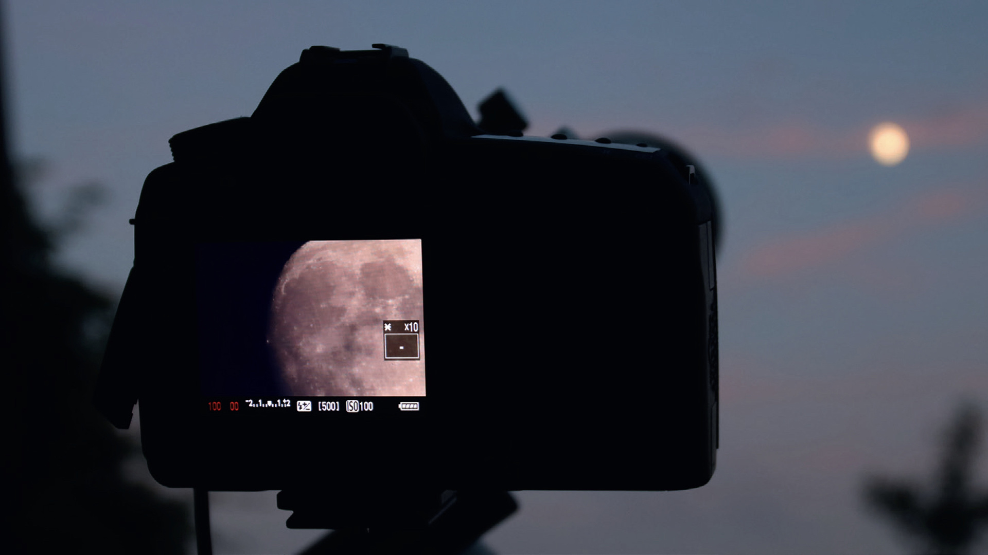 Fotografia da Lua com a DSLR no telescópio. O foco da Lua é realizado pelo Live View (tempo real) no ecrã da câmara. M. Weigand