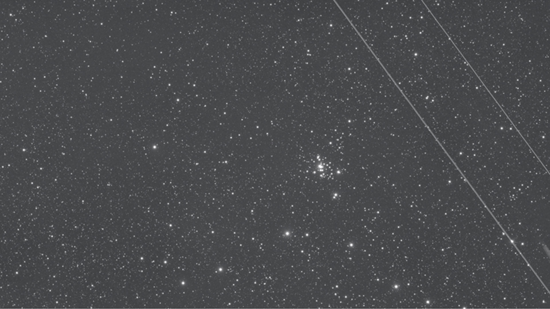 Que desagradável! Uma aeronave deslocou-se pelo campo de imagem durante esta exposição de 15 minutos do NGC 1501. Será que a imagem ainda é utilizável? M.Weigand