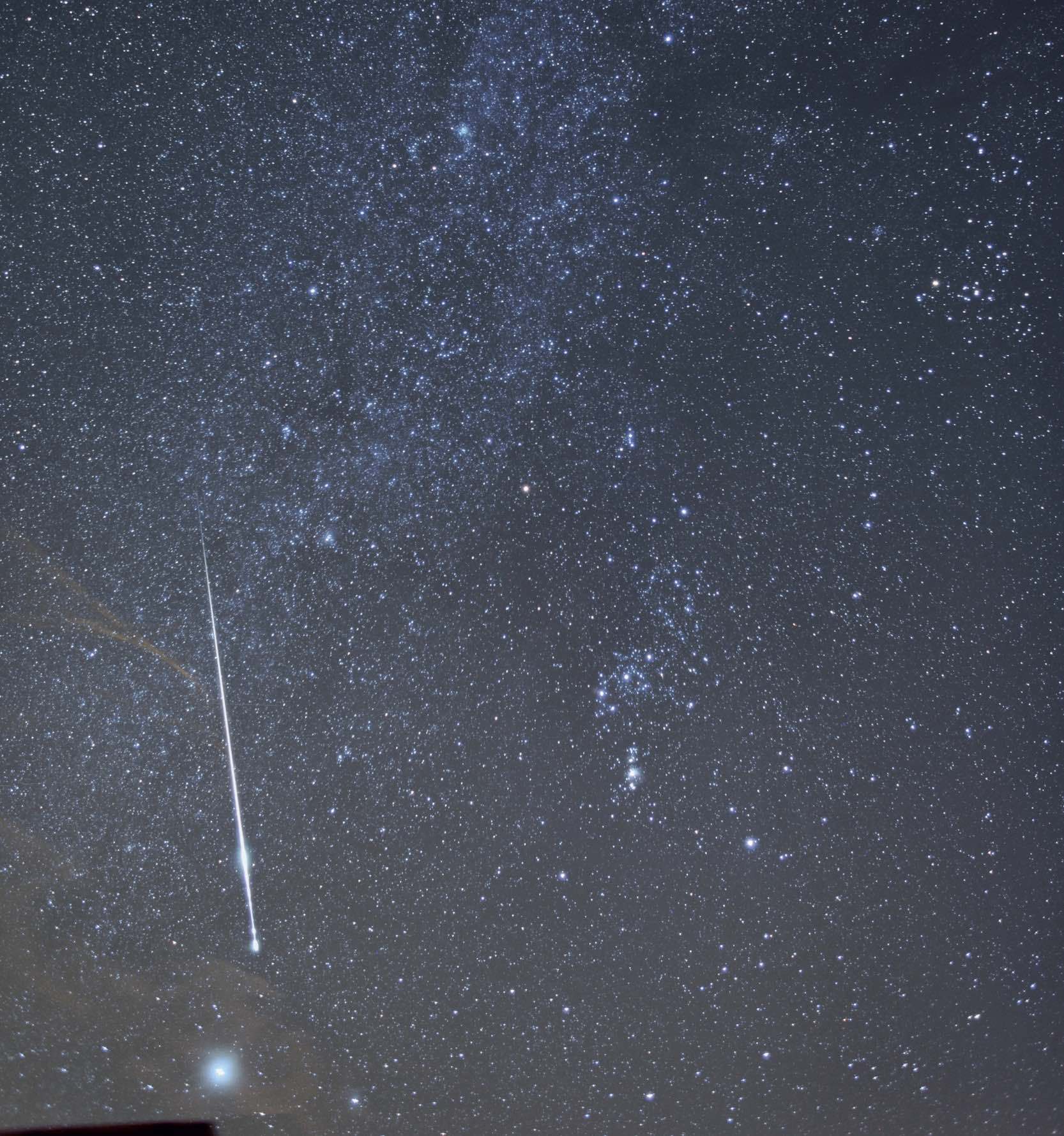 Um meteoro muito brilhante na constelação Oríon. Deixou até mesmo um pequeno “rasto de fumo”, que ainda era visível nas seguintes imagens da série de captações. Dados de captação: Canon EOS 5D Mk II com ISO 800, 24 mm de distância focal e diafragma de f/2,2. M. Weigand