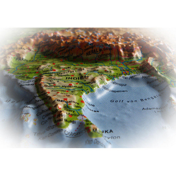 geo-institut Mapa mundial GEO Institute Silver line Russian political world relief map (in German)