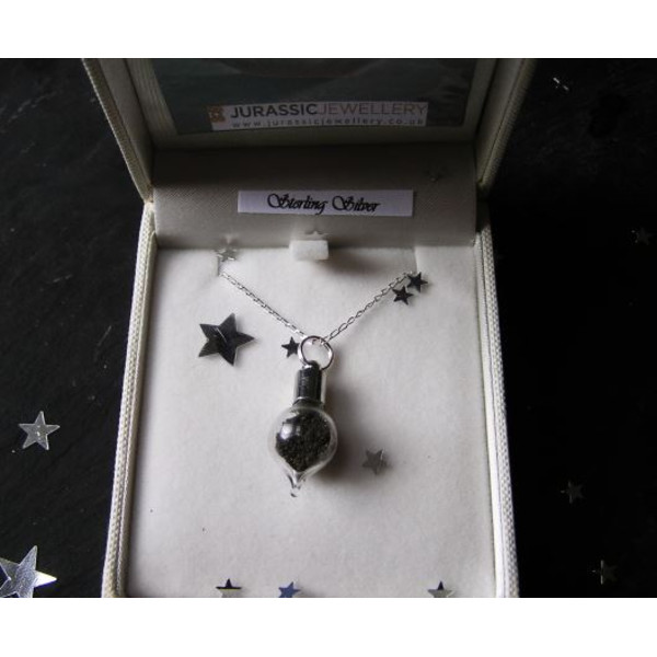 Jurassic Jewellery Colar de pó de meteorito (forma de gota)