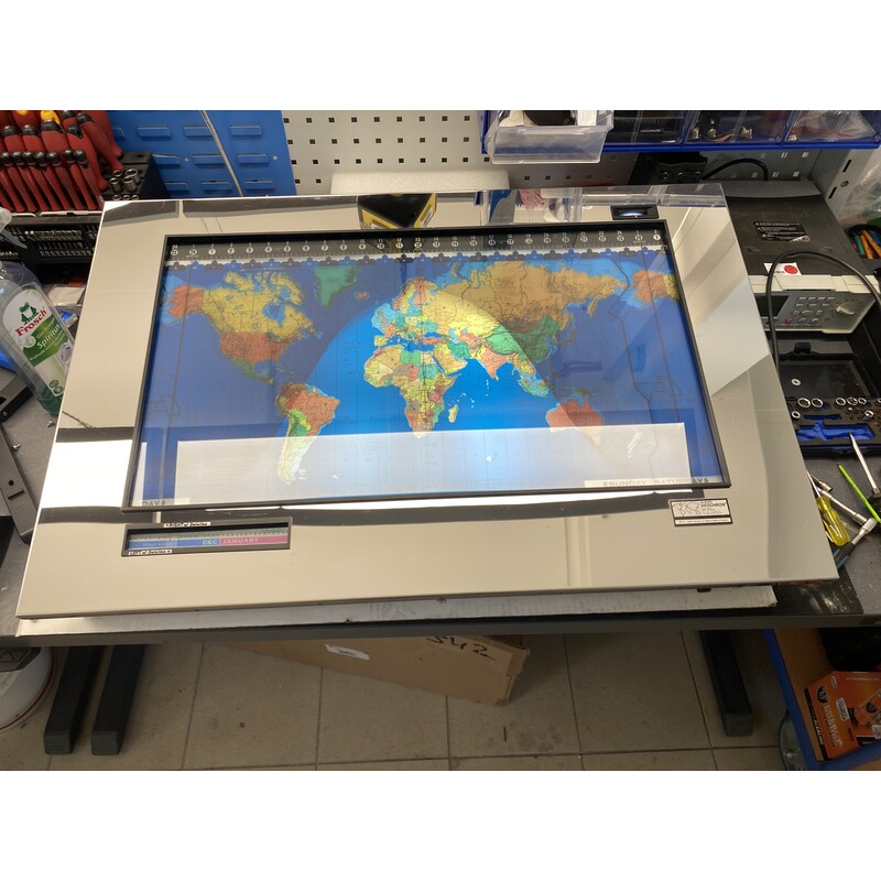 Geochron Original Kilburg in polierter Edelstahlausführung und schwarzen Zierleisten (Normale Gebrauchsspuren)