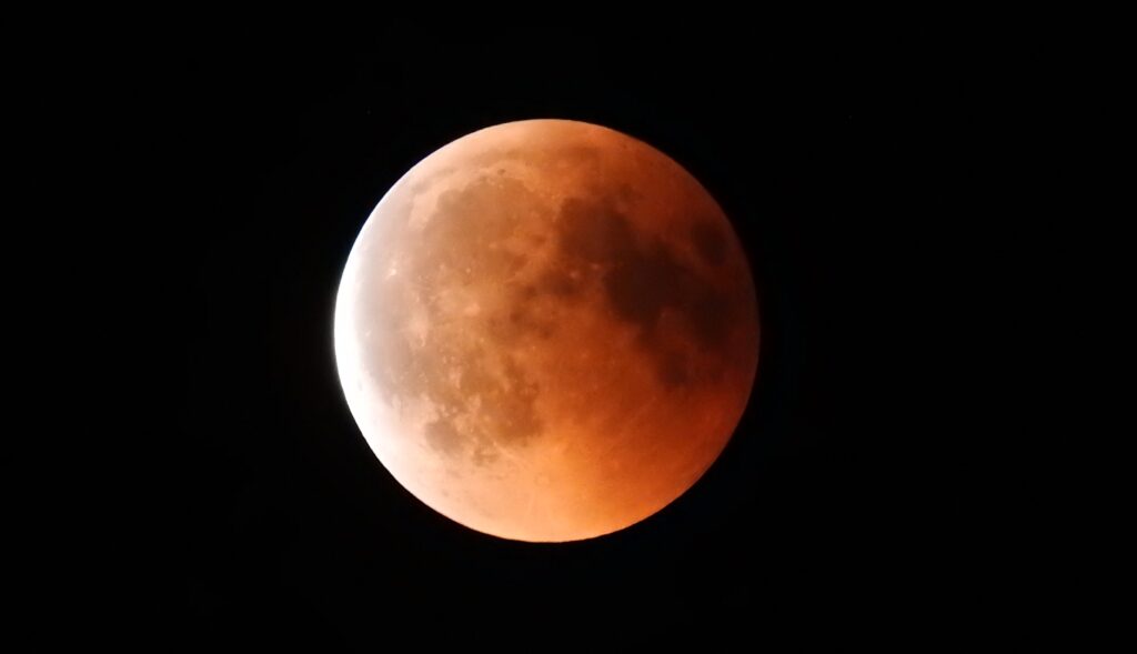 Eclipse lunar pouco antes do final